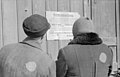 Bundesarchiv Bild 101I-133-0730-12, Polen, Zichenau, Juden vor einer Bekanntmachung.jpg