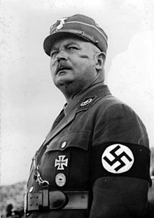 Photographie en noir et blanc d'Ernst Röhm in uniforme, arborant la croix de fer et un nazi brassard