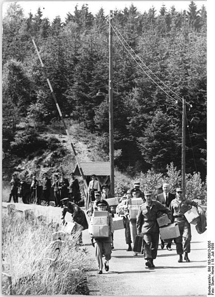 File:Bundesarchiv Bild 183-56913-0005, USA-Hubschrauber-Besatzung rückgeführt.jpg