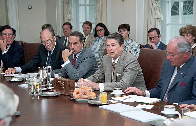 Simpson (second from left) in a Cabinet Room meeting with President Ronald Reagan, Bob Michel and Bob Dole, 1985