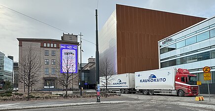 Finlands hotell- och restaurangmuseum ligger i Kabelfabriken, till vänster i bilden. Byggnaden i mitten är Dansens hus, invigt 2022.