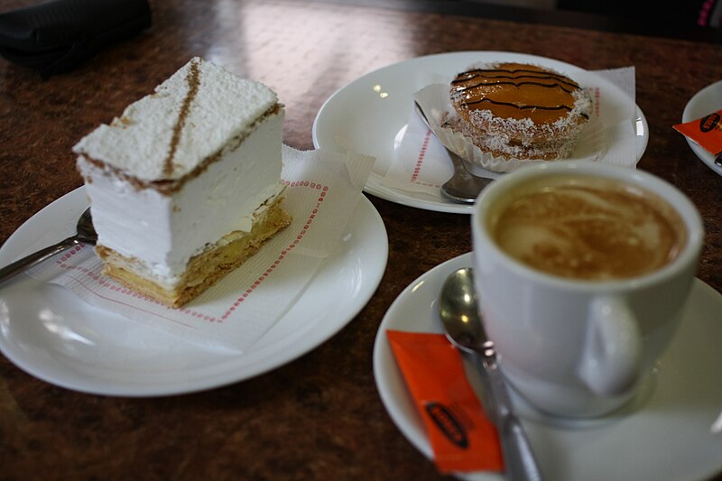 File:Café con pasteles en Murcia.jpg