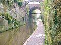 Corte do canal pelas muralhas da cidade de Chester