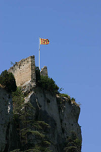 Lo castèu de La Fònt de Vauclusa, amb una bandiera provençala