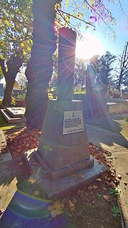 Thumbnail for File:Cementerio Municipal de Chillán - Escultura - Columna Truncada - 01.jpg