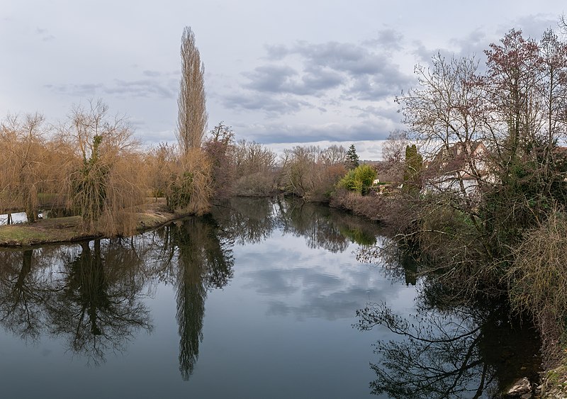 File:Cere river in Bretenoux.jpg