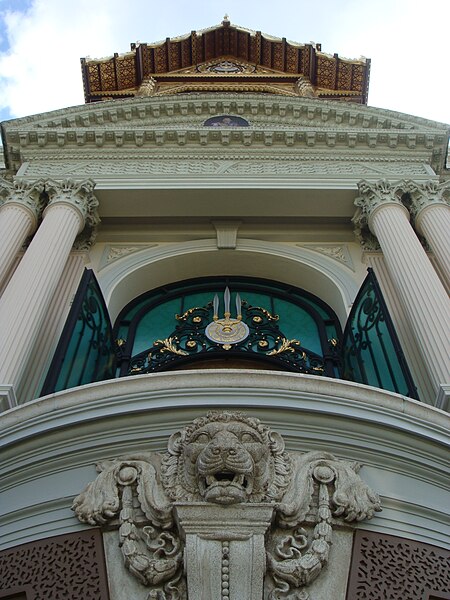 File:Chakri Maha Prasat hall looking up, Grand Palace, Bangkok.jpg