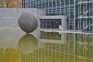 Hommage à Georges Lemaître dans le parc Jacques Depelsenaire à Charleroi par Jean-François Diord. (définition réelle 4 446 × 2 944)