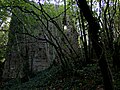 Pan de mur, vestige d'un bâti encore debout de la forteresse.