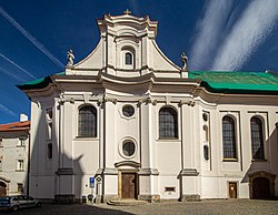 Barokní kostel sv. Kláry v Chebu, jehož autorem byl zřejmě Kryštof Dientzenhofer.