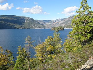 Cherry Lake na Floresta Nacional Stanislaus