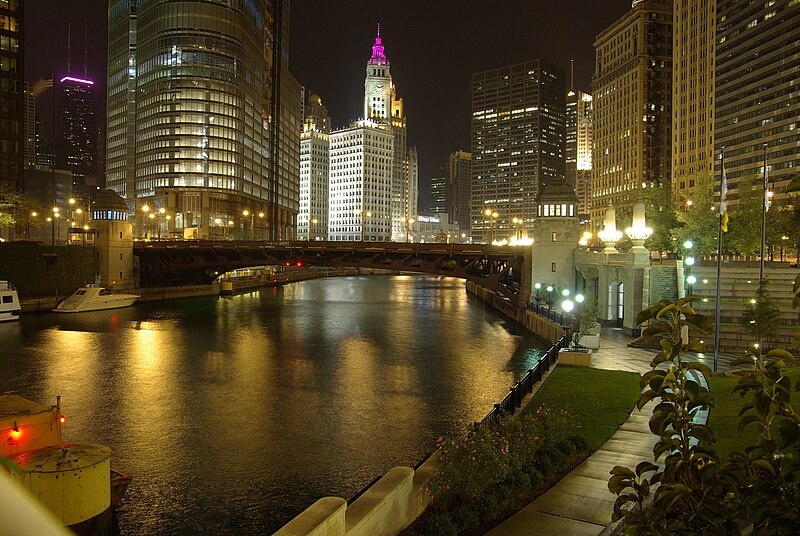 File:Chicago River @ night.jpg