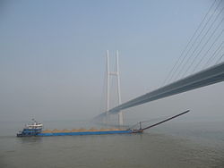 Le pont de la rivière Jingyue Yangtze relie le comté de Jianli à Yueyang dans la province du Hunan