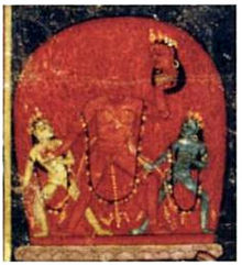 Обезглавленная, обнаженная женщина с красным цветом лица стоит, поднимая левую руку, которая держит ее отрубленную голову. По бокам от нее стоят две обнаженные женщины поменьше: белая (слева) и синяя (справа). 