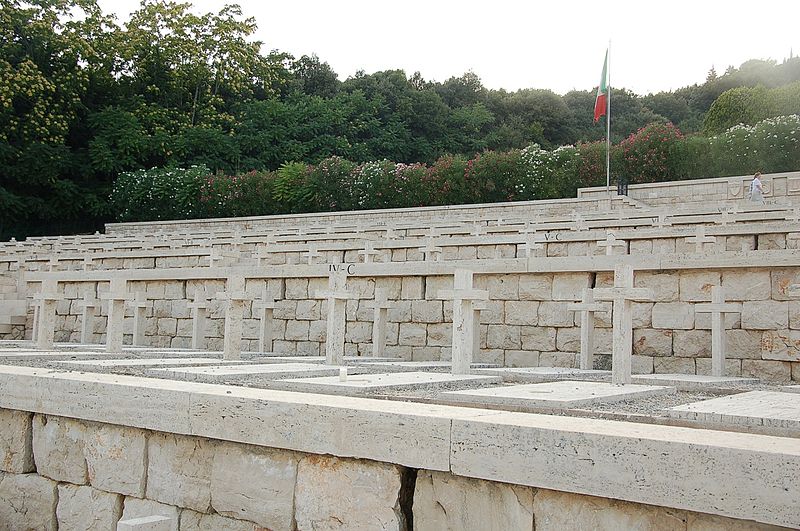 File:Cimitero polacco militare di Monte Cassino 2010-by-RaBoe-11.jpg