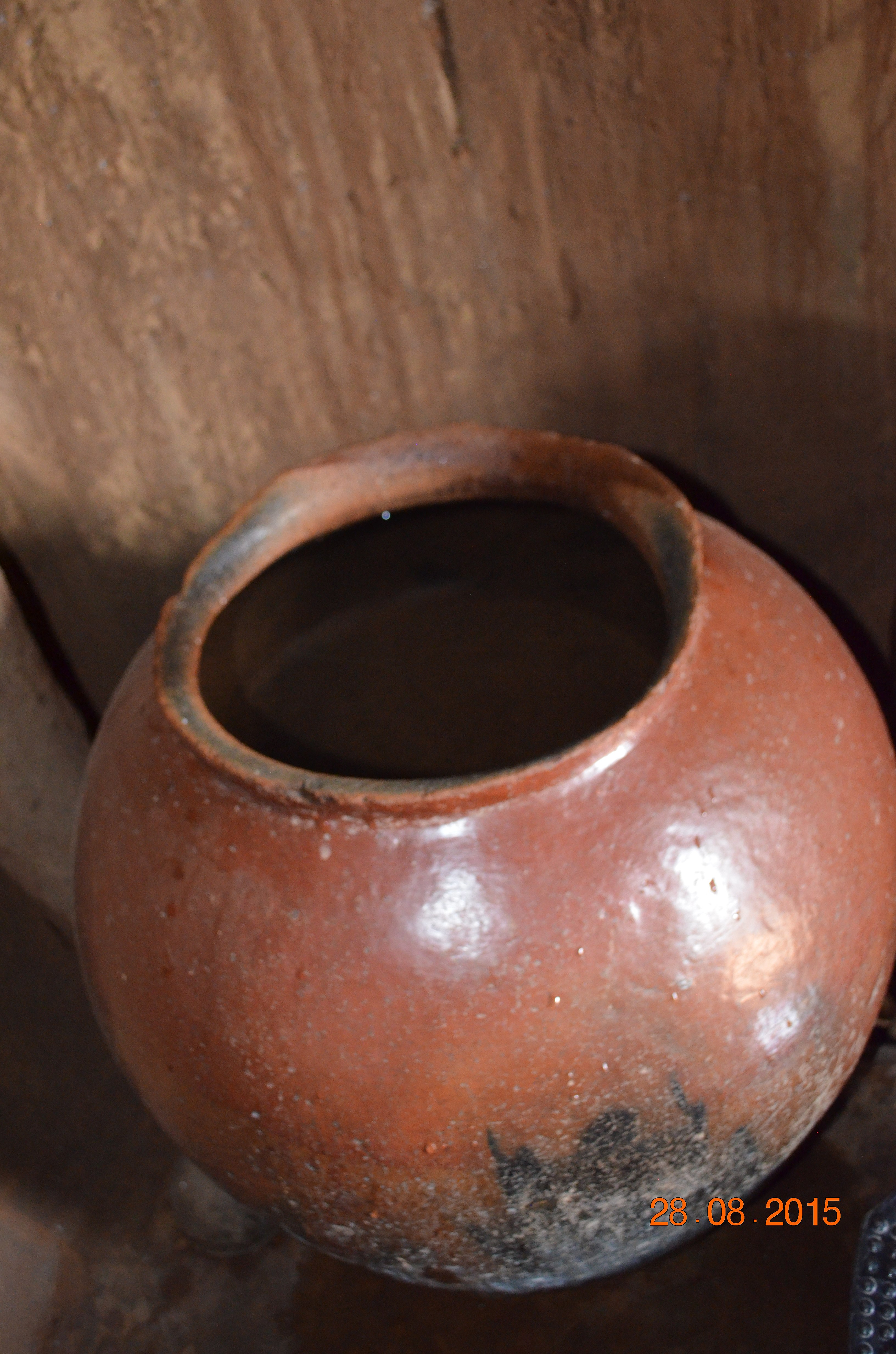 https://upload.wikimedia.org/wikipedia/commons/thumb/d/d7/Clay_Pot_From_Northern_Ghana.jpg/3264px-Clay_Pot_From_Northern_Ghana.jpg