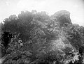 Collectie Nationaal Museum van Wereldculturen TM-10021820 Een aantal mannen na een flinke klim op de top van de Christoffelberg Curacao fotograaf niet bekend.jpg