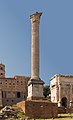 Il-Pilastru tas-Siġilli, fl-isfond tal-Ark ta' Septimius Severus (Colonna di Foca) Imwaqqfa fl-1 ta' Awwissu 608 wara Kristu. Ċ., Forum Romanum, Ruma