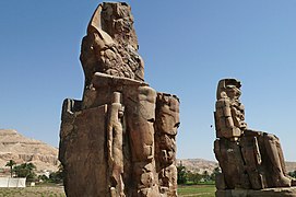 Los Colosos de Memnón, estatuaria de dimensiones "colosales" en la que el retrato regio refleja la condición divina del gobernante egipcio.
