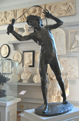 Standbeeld van een man met een zweep tijdens de viering van Lupercalia. Aanraking met de zwepen zou tot vruchtbaarheid leiden en onheil afweren, Conrad Dressler, Walker Art Gallery, Liverpool