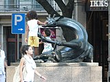 Català: Coqueta, coneguda popularment com La girafa. Rambla Catalunya amb av. Diagonal (Barcelona). Escultor: Josep Granyer, signada. Material: bronze. 1972. This is a photo of public art indexed in the cataloge Art Públic of Barcelona (Spain) under the code number 2029-1 (prefixed with territorial id: 08019/2029-1) Object location 41° 23′ 44.34″ N, 2° 09′ 25.96″ E  View all coordinates using: OpenStreetMap