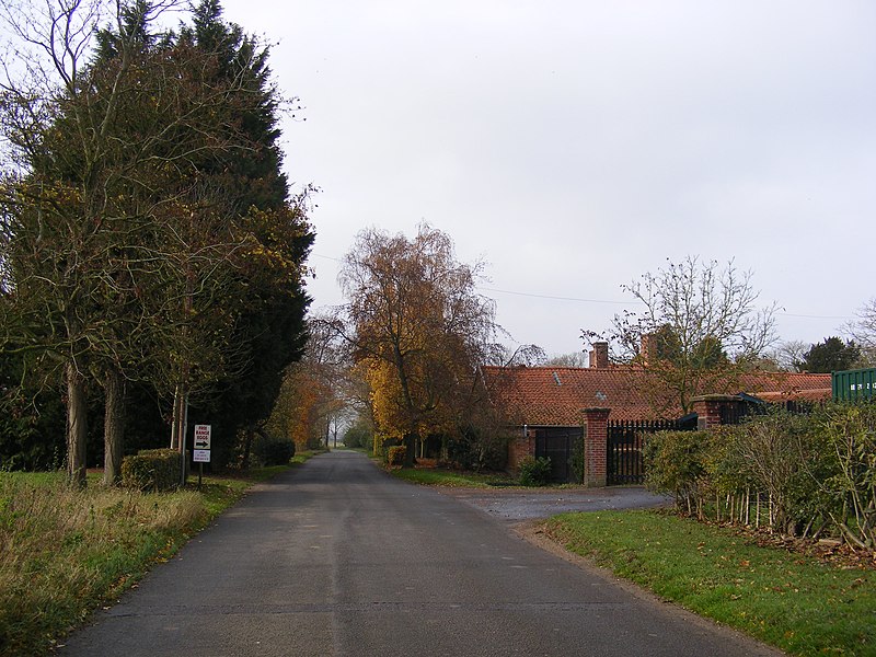 File:Cranley Green Road ^ entrance to Cranley Manor - geograph.org.uk - 2703443.jpg