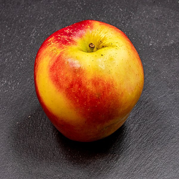 File:Crimson Crisp (apple) jm122945.jpg