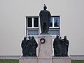 Dózsa György szobor a Dózsa György Általános Iskola kertjében, Dózsa György tér, Dózsaváros, 2016 Hungary.jpg