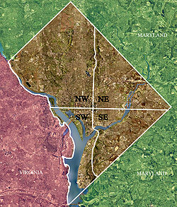 Image satellite USGS aux couleurs améliorées de Washington, DC, prise le 26 avril 2002. Les « réticules » dans l'image marquent les divisions en quadrants de Washington, avec le Capitole des États-Unis au centre des lignes de démarcation.  À l'ouest du Capitole s'étend le National Mall, visible sous la forme d'une légère bande verte dans l'image.  Le quadrant nord-ouest est le plus grand, situé au nord du centre commercial et à l'ouest de North Capitol Street.