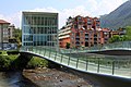 Geschwungene Brücke für den Fahrradverkehr und Museion von Bozen.