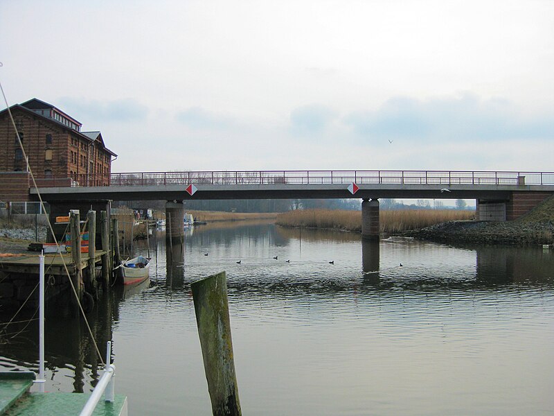 File:Dassowbridge01.JPG