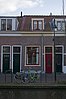 Woonhuis in blokjes van twee woningen, in oorsprong arbeiderswoningen, uit de tweede helft van de 19e eeuw in traditionele vormen.