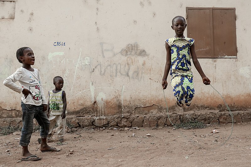 File:Deux jeunes filles en plein jeu au Mali.jpg