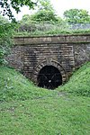 Заброшенный железнодорожный туннель в карьер Тутл-Хайтс, датированный 1839 годом, на ключевом камне - geograph.org.uk - 1297141.jpg