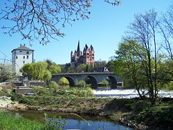 Katedral dengan jembatan tua Lahn