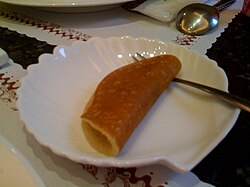 Dorayaki: Rond en plat Japans gebakje bestaande uit twee plakjes castellacake met anko ertussen