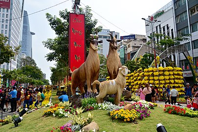 Đường hoa Tết năm Ất Mùi 2015 được tổ chức trên đường Hàm Nghi do đường Nguyễn Huệ lúc này đang thi công cải tạo thành phố đi bộ