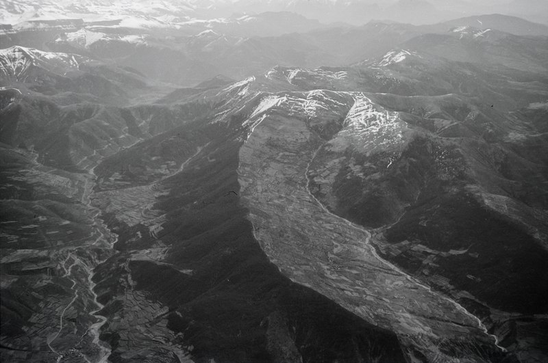 File:ETH-BIB-Bergrücken Artica, 1410 m, Links das Tal des Flusses Barranco de Sía, rechts das Tal des Barranco de Espierre-Weitere-LBS MH02-41-0013.tif