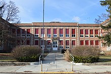 Entrada principal de Eaton High School.jpg