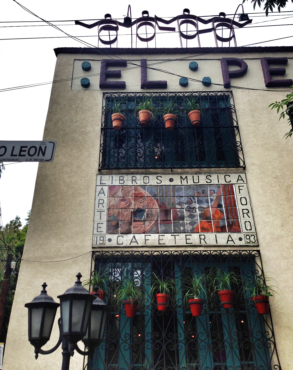 File:El Péndulo bookstore and cafe, Av. Nuevo León, col. Hipódromo,   - Wikimedia Commons