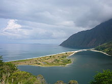 L'embouchure de la Ouaieme à Hienghène sur la côte Est, encadrée par les versants de la Chaîne centrale