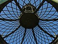 98)De dessous, vue de la structure métallique du toit de la gloriette du the Jardin des Plantes. C'est l'un des plus anciens bâtiments entièrement métalliques au monde (1788). 6 juin 2010