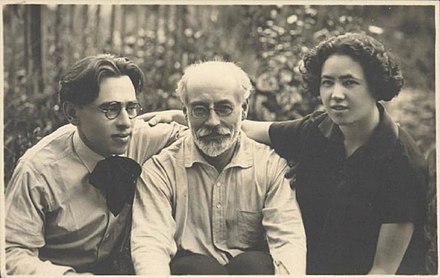 Volin (center), with his friends Senya Fleshin and Mollie Steimer.