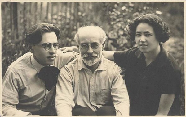 Volin (center) with his friends Senya Fleshin and Mollie Steimer