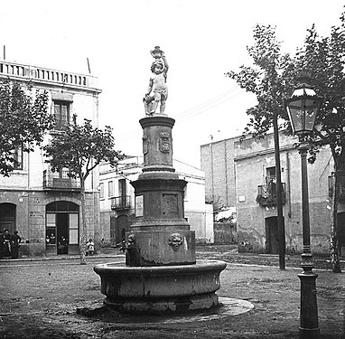 La font del Nen durant la seva etapa a la Plaça de la Constitució (o de Víctor Balaguer), l'any 1915