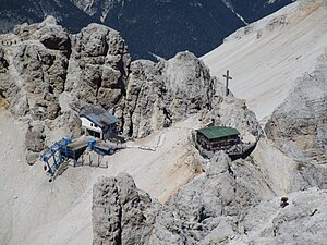 Bergstation in der Forcella Staunies und Rif. Lorenzi von der Via ferrata Marino Bianchi