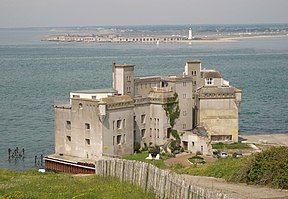 Fort Albert, mit Hurst Castle im Hintergrund