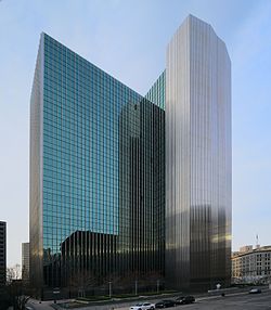 Four Gateway Center in Pittsburgh in 2016.jpg