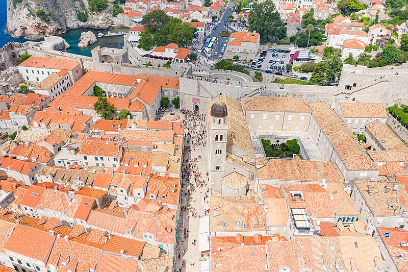 File:Franziskanerkloster und Kirche am Pile Gate Eingang in der Altstadt von Dubrovnik, Kroatien (48612669998).jpg