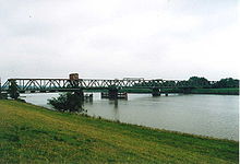 Die Friesenbrücke ist Deutschlands größte Eisenbahn-Klappbrücke.